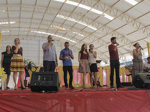 Evento Realizado pela Igreja Adventista do Stimo dia e TV Novo Tempo - Reencontro com participao de Quarteto Templum e a dupla Dbora e Dilson. Apresentao do Clube de Aventureiros Falco Mirin, Clube de Desbravadores Falco Guerreiro, Misso Cal