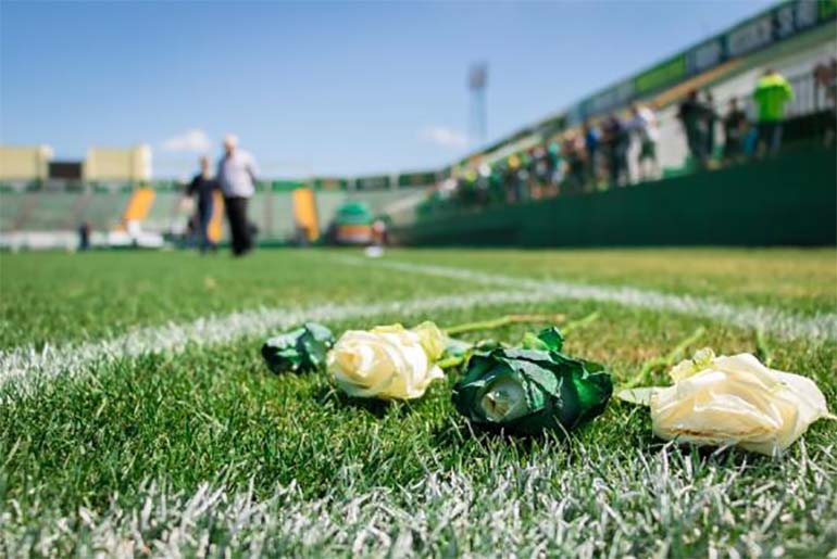 Chapecó (SC) - Arena Condá virou ponto de reunião de torcedores, jogadores e parentes das vítimas. Com cartazes, fotos e flores todos homenageiam os que morreram no acidente aéreo (Daniel Isaia/Agência Brasil)