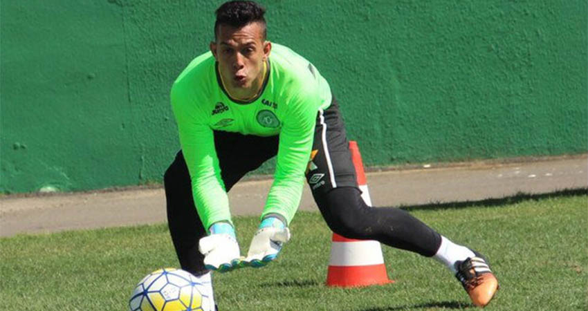 Goleiro Danilo, que sobreviveu  queda de avio, morre no hospital. Foto: Danilo Padilha/Facebook