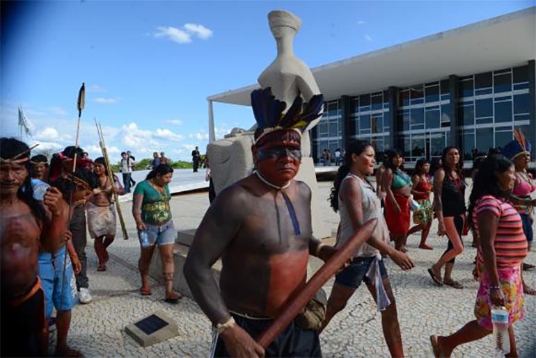 Índios de várias etnias (Xerente, Krahô, Kanela, Apinajé, Karajá, Xavante) protestam em frente ao STF para sensibilizar os ministros sobre a demarcação de terras indígenas (José Cruz/Agência Brasil)