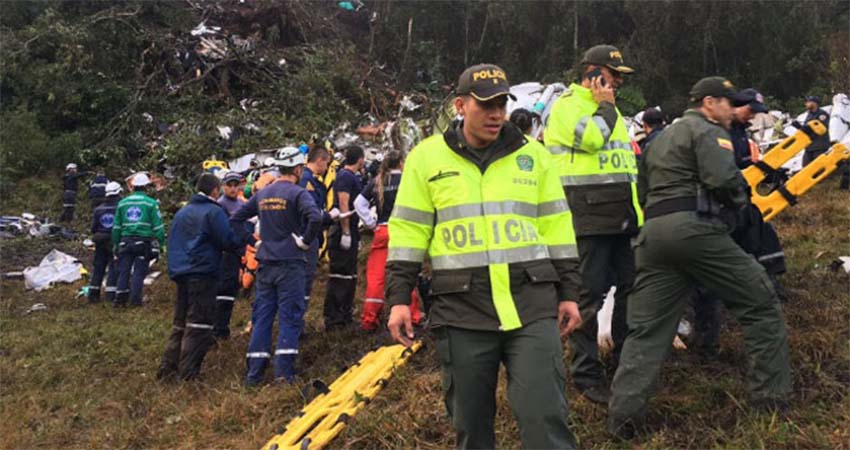 Equipe de bombeiros trabalha em resgate de vtimas da queda do avio que levava a equipe do Chapecoense (Polcia de Antioquia/Twitter/Reproduo)
