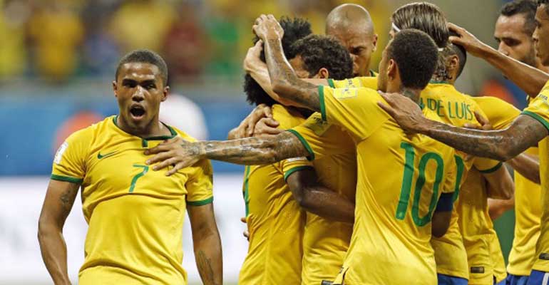 Creative Commons - CC BY 3.0 - Douglas Costa comemora com companheiros gol do Brasil contra o Peru Rafael Ribeiro / CBF / Divulgao