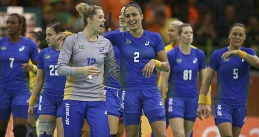 Barbara Arenhart e Fabiana Diniz comemoram a vitria - Reuters/Marko Djurica/Direitos Reservados