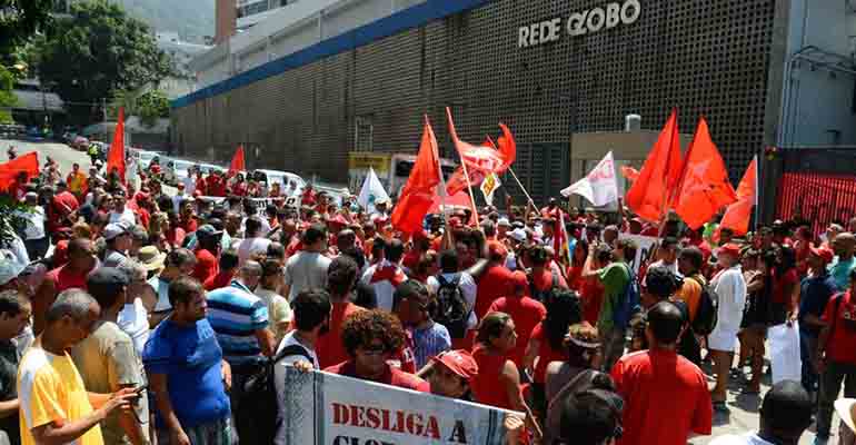 Rio de Janeiro - Manifestantes fazem ato em frente  sede da Rede Globo, no Jardim Botnico, em apoio ao ex-presidente Luiz Incio Lula da Silva Fernando Frazo/Agncia Brasil