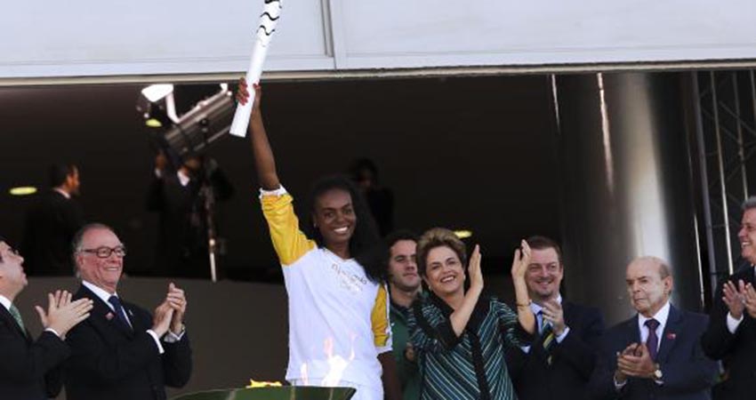 A jogadora de vlei Fabiana Claudino, bicampe olmpica (2008 e 2012), recebe a Tocha Olmpica das mos da presidenta Dilma. Presidenta diz que participantes sero bem recebidos no Brasil - Marcelo Camargo/Agncia Brasil