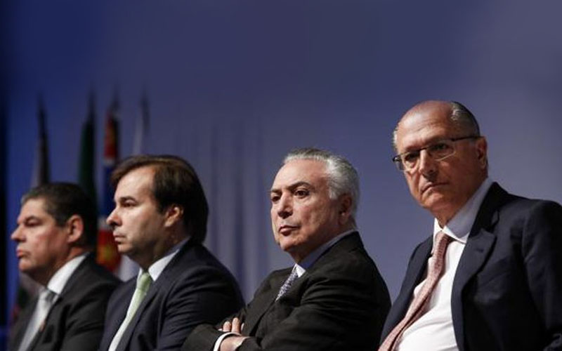 Ladeado pelo presidente da Cmara, Rodrigo Maia, e pelo governador de So Paulo, Geraldo Alckmin, o presidente Michel  Temer  participa,  em  So  Paulo,  do  27  Congresso da Fenabrave - Foto: Alan Santos/Presidncia da Repblica