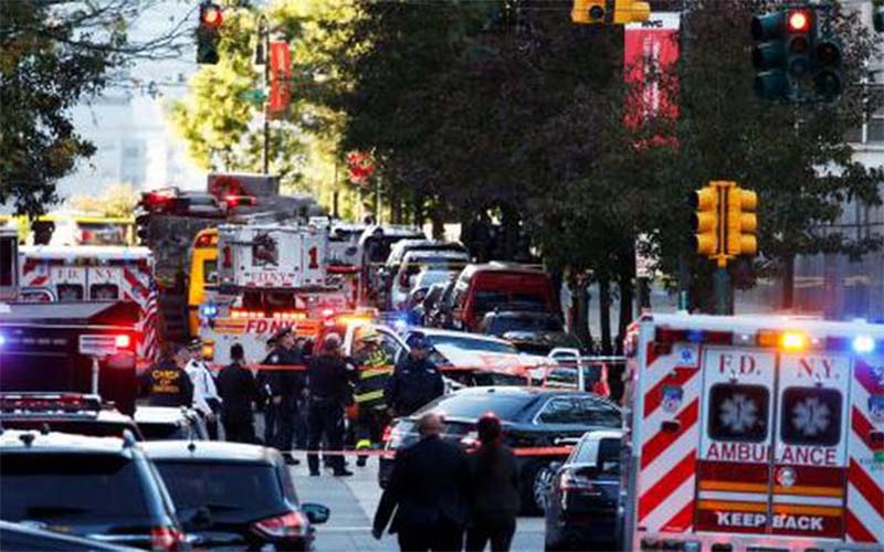Polcia e ambulncias isolaram o local do atropelamento, em Nova York   REUTERS/Brendan McDermid
